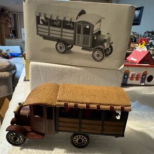 DEPT. 56
Poinsettia delivery truck
Comes in original box
Great condition
